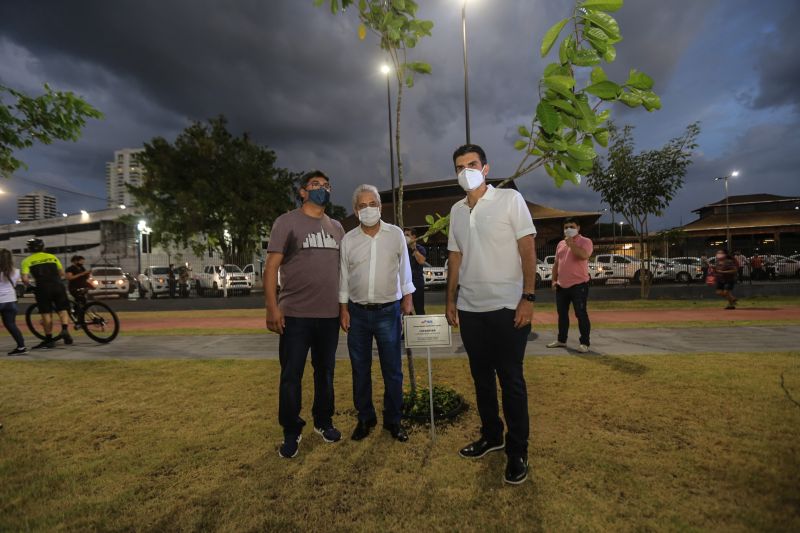 A primeira fase da intervenção paisagística no Parque Urbano Belém Porto Futuro foi iniciada neste sábado (22) com o plantio simbólico de 22 árvores. O ato teve a presença do governador Helder Barbalho; da secretária de Estado de Cultura, Ursula Vidal, e de representantes de entidades empresariais paraenses que contribuem com a arborização do espaço, aberto ao público  <div class='credito_fotos'>Foto: Jader Paes / Agência Pará   |   <a href='/midias/2020/originais/6743_035fe931-b54e-a438-0ef4-d604da861cb5.jpg' download><i class='fa-solid fa-download'></i> Download</a></div>