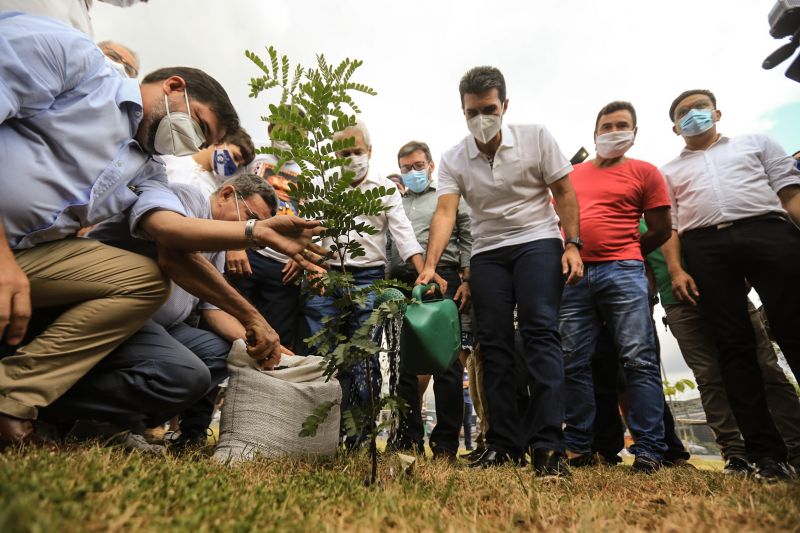 A primeira fase da intervenção paisagística no Parque Urbano Belém Porto Futuro foi iniciada neste sábado (22) com o plantio simbólico de 22 árvores. O ato teve a presença do governador Helder Barbalho; da secretária de Estado de Cultura, Ursula Vidal, e de representantes de entidades empresariais paraenses que contribuem com a arborização do espaço, aberto ao público  <div class='credito_fotos'>Foto: Jader Paes / Agência Pará   |   <a href='/midias/2020/originais/6743_090f0f33-3e7a-694f-7e1a-755c140f8088.jpg' download><i class='fa-solid fa-download'></i> Download</a></div>