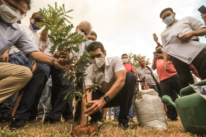 A primeira fase da intervenção paisagística no Parque Urbano Belém Porto Futuro foi iniciada neste sábado (22) com o plantio simbólico de 22 árvores. O ato teve a presença do governador Helder Barbalho; da secretária de Estado de Cultura, Ursula Vidal, e de representantes de entidades empresariais paraenses que contribuem com a arborização do espaço, aberto ao público  <div class='credito_fotos'>Foto: Jader Paes / Agência Pará   |   <a href='/midias/2020/originais/6743_24698141-7ff4-acd7-84a1-47ca945eff24.jpg' download><i class='fa-solid fa-download'></i> Download</a></div>