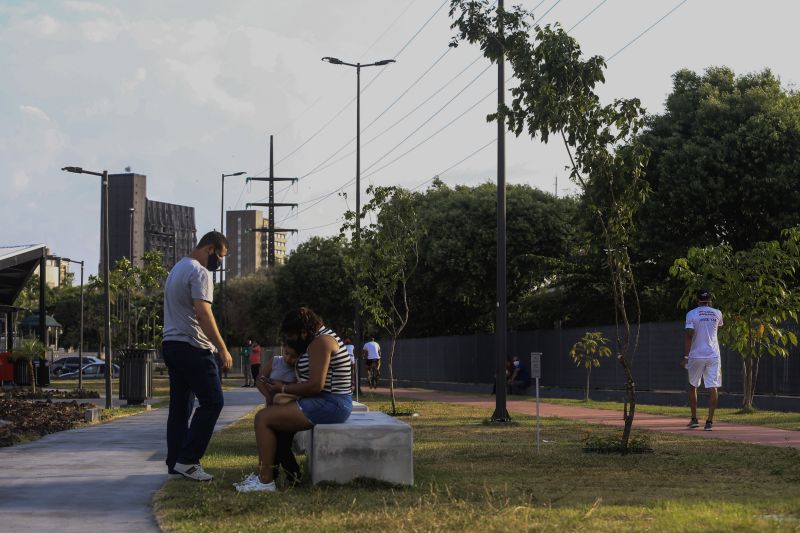 A primeira fase da intervenção paisagística no Parque Urbano Belém Porto Futuro foi iniciada neste sábado (22) com o plantio simbólico de 22 árvores. O ato teve a presença do governador Helder Barbalho; da secretária de Estado de Cultura, Ursula Vidal, e de representantes de entidades empresariais paraenses que contribuem com a arborização do espaço, aberto ao público  <div class='credito_fotos'>Foto: Jader Paes / Agência Pará   |   <a href='/midias/2020/originais/6743_31d4f51f-a109-0d3e-4c3a-7d39f98dc421.jpg' download><i class='fa-solid fa-download'></i> Download</a></div>