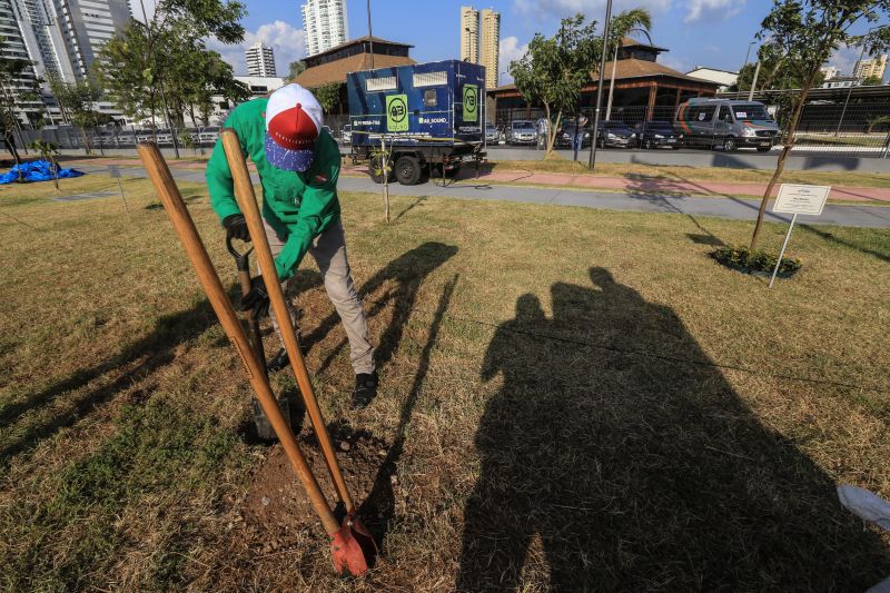 A primeira fase da intervenção paisagística no Parque Urbano Belém Porto Futuro foi iniciada neste sábado (22) com o plantio simbólico de 22 árvores. O ato teve a presença do governador Helder Barbalho; da secretária de Estado de Cultura, Ursula Vidal, e de representantes de entidades empresariais paraenses que contribuem com a arborização do espaço, aberto ao público  <div class='credito_fotos'>Foto: Jader Paes / Agência Pará   |   <a href='/midias/2020/originais/6743_5cba08c1-ecd7-224d-608b-27ba22264f68.jpg' download><i class='fa-solid fa-download'></i> Download</a></div>