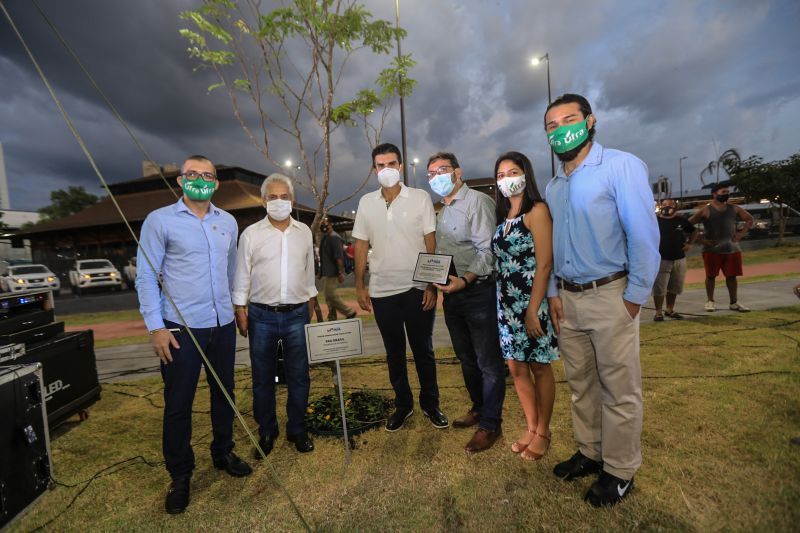 A primeira fase da intervenção paisagística no Parque Urbano Belém Porto Futuro foi iniciada neste sábado (22) com o plantio simbólico de 22 árvores. O ato teve a presença do governador Helder Barbalho; da secretária de Estado de Cultura, Ursula Vidal, e de representantes de entidades empresariais paraenses que contribuem com a arborização do espaço, aberto ao público  <div class='credito_fotos'>Foto: Jader Paes / Agência Pará   |   <a href='/midias/2020/originais/6743_7b92e798-5d08-cc95-7f3e-cdb067bd55cc.jpg' download><i class='fa-solid fa-download'></i> Download</a></div>