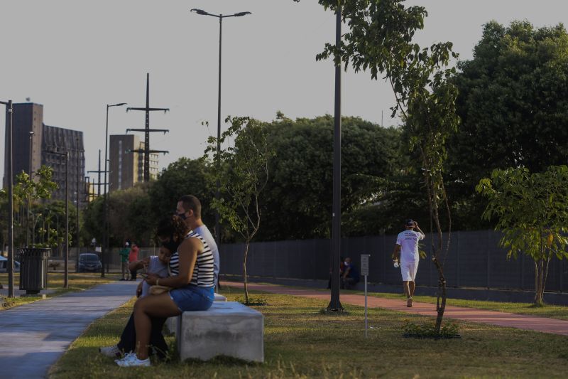 A primeira fase da intervenção paisagística no Parque Urbano Belém Porto Futuro foi iniciada neste sábado (22) com o plantio simbólico de 22 árvores. O ato teve a presença do governador Helder Barbalho; da secretária de Estado de Cultura, Ursula Vidal, e de representantes de entidades empresariais paraenses que contribuem com a arborização do espaço, aberto ao público  <div class='credito_fotos'>Foto: Jader Paes / Agência Pará   |   <a href='/midias/2020/originais/6743_7bfa2b0b-8b35-3207-29b5-114721430891.jpg' download><i class='fa-solid fa-download'></i> Download</a></div>