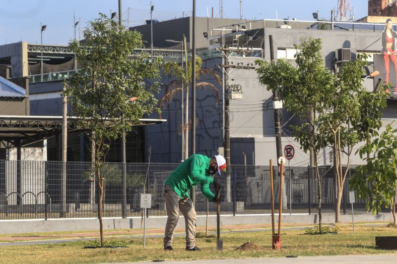 A primeira fase da intervenção paisagística no Parque Urbano Belém Porto Futuro foi iniciada neste sábado (22) com o plantio simbólico de 22 árvores. O ato teve a presença do governador Helder Barbalho; da secretária de Estado de Cultura, Ursula Vidal, e de representantes de entidades empresariais paraenses que contribuem com a arborização do espaço, aberto ao público  <div class='credito_fotos'>Foto: Jader Paes / Agência Pará   |   <a href='/midias/2020/originais/6743_aa955d20-69ce-f218-f5e6-a308623f49ac.jpg' download><i class='fa-solid fa-download'></i> Download</a></div>