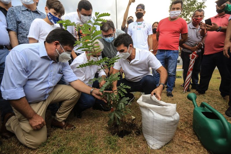 A primeira fase da intervenção paisagística no Parque Urbano Belém Porto Futuro foi iniciada neste sábado (22) com o plantio simbólico de 22 árvores. O ato teve a presença do governador Helder Barbalho; da secretária de Estado de Cultura, Ursula Vidal, e de representantes de entidades empresariais paraenses que contribuem com a arborização do espaço, aberto ao público  <div class='credito_fotos'>Foto: Jader Paes / Agência Pará   |   <a href='/midias/2020/originais/6743_acc0d9b7-b9d7-31ec-b984-a8cf44bc62da.jpg' download><i class='fa-solid fa-download'></i> Download</a></div>