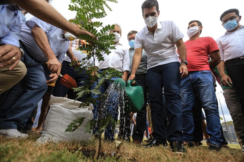 A primeira fase da intervenção paisagística no Parque Urbano Belém Porto Futuro foi iniciada neste sábado (22) com o plantio simbólico de 22 árvores. O ato teve a presença do governador Helder Barbalho; da secretária de Estado de Cultura, Ursula Vidal, e de representantes de entidades empresariais paraenses que contribuem com a arborização do espaço, aberto ao público  <div class='credito_fotos'>Foto: Jader Paes / Agência Pará   |   <a href='/midias/2020/originais/6743_bc2a8b42-4fe1-6b24-b075-5e6686384aeb.jpg' download><i class='fa-solid fa-download'></i> Download</a></div>