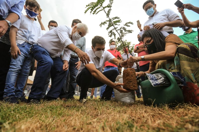 A primeira fase da intervenção paisagística no Parque Urbano Belém Porto Futuro foi iniciada neste sábado (22) com o plantio simbólico de 22 árvores. O ato teve a presença do governador Helder Barbalho; da secretária de Estado de Cultura, Ursula Vidal, e de representantes de entidades empresariais paraenses que contribuem com a arborização do espaço, aberto ao público  <div class='credito_fotos'>Foto: Jader Paes / Agência Pará   |   <a href='/midias/2020/originais/6743_d03f61f2-9b0d-4e2f-7255-463318715f1c.jpg' download><i class='fa-solid fa-download'></i> Download</a></div>