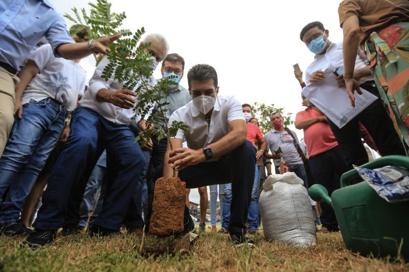 A primeira fase da intervenção paisagística no Parque Urbano Belém Porto Futuro foi iniciada neste sábado (22) com o plantio simbólico de 22 árvores. O ato teve a presença do governador Helder Barbalho; da secretária de Estado de Cultura, Ursula Vidal, e de representantes de entidades empresariais paraenses que contribuem com a arborização do espaço, aberto ao público  <div class='credito_fotos'>Foto: Jader Paes / Agência Pará   |   <a href='/midias/2020/originais/6743_dcaa0f7e-2535-b9c2-df3e-1b1d38d0ed99.jpg' download><i class='fa-solid fa-download'></i> Download</a></div>