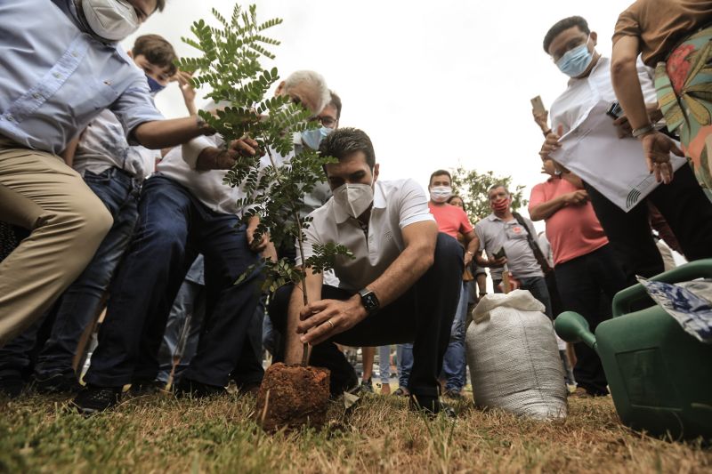 A primeira fase da intervenção paisagística no Parque Urbano Belém Porto Futuro foi iniciada neste sábado (22) com o plantio simbólico de 22 árvores. O ato teve a presença do governador Helder Barbalho; da secretária de Estado de Cultura, Ursula Vidal, e de representantes de entidades empresariais paraenses que contribuem com a arborização do espaço, aberto ao público  <div class='credito_fotos'>Foto: Jader Paes / Agência Pará   |   <a href='/midias/2020/originais/6743_e792eff1-f1dc-f747-50e6-a2e5acab79f6.jpg' download><i class='fa-solid fa-download'></i> Download</a></div>