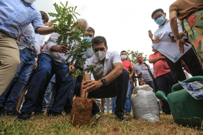 A primeira fase da intervenção paisagística no Parque Urbano Belém Porto Futuro foi iniciada neste sábado (22) com o plantio simbólico de 22 árvores. O ato teve a presença do governador Helder Barbalho; da secretária de Estado de Cultura, Ursula Vidal, e de representantes de entidades empresariais paraenses que contribuem com a arborização do espaço, aberto ao público  <div class='credito_fotos'>Foto: Jader Paes / Agência Pará   |   <a href='/midias/2020/originais/6743_ff50bfda-c03d-7036-8119-77cd7d4594eb.jpg' download><i class='fa-solid fa-download'></i> Download</a></div>