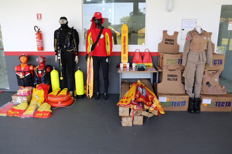 O governador Helder Barbalho entregou, na manhã desta quinta-feira (27), um investimento de R$ 5,41 milhões ao Corpo de Bombeiros Militar e ao Grupamento Aéreo de Segurança Pública (Graesp). Os recursos foram aplicados na aquisição de equipamentos individuais, veículos, ferramentas e infraestrutura. A solenidade de entrega foi realizada no Comando geral do Corpo de Bombeiros do Estado, em Belém. <div class='credito_fotos'>Foto: Bruno Cecim / Ag.Pará   |   <a href='/midias/2020/originais/6763_363ec845-582a-5bde-2765-61c724631aa6.jpg' download><i class='fa-solid fa-download'></i> Download</a></div>