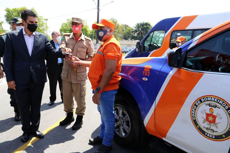 O governador Helder Barbalho entregou, na manhã desta quinta-feira (27), um investimento de R$ 5,41 milhões ao Corpo de Bombeiros Militar e ao Grupamento Aéreo de Segurança Pública (Graesp). Os recursos foram aplicados na aquisição de equipamentos individuais, veículos, ferramentas e infraestrutura. A solenidade de entrega foi realizada no Comando geral do Corpo de Bombeiros do Estado, em Belém. <div class='credito_fotos'>Foto: Bruno Cecim / Ag.Pará   |   <a href='/midias/2020/originais/6763_6237f954-30d4-eb3e-2c38-473d00ff0664.jpg' download><i class='fa-solid fa-download'></i> Download</a></div>