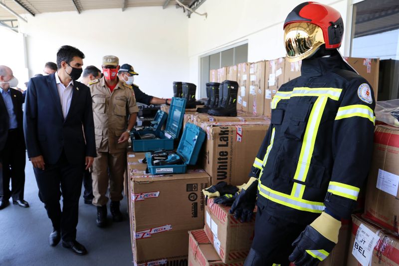 O governador Helder Barbalho entregou, na manhã desta quinta-feira (27), um investimento de R$ 5,41 milhões ao Corpo de Bombeiros Militar e ao Grupamento Aéreo de Segurança Pública (Graesp). Os recursos foram aplicados na aquisição de equipamentos individuais, veículos, ferramentas e infraestrutura. A solenidade de entrega foi realizada no Comando geral do Corpo de Bombeiros do Estado, em Belém. <div class='credito_fotos'>Foto: Bruno Cecim / Ag.Pará   |   <a href='/midias/2020/originais/6763_b6af9a66-181f-d9a2-b086-5f53fdc4c3ae.jpg' download><i class='fa-solid fa-download'></i> Download</a></div>