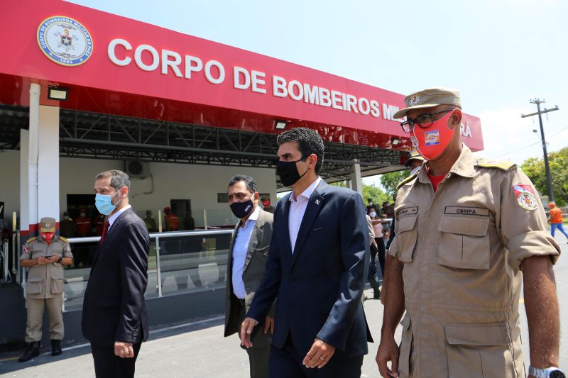 O governador Helder Barbalho entregou, na manhã desta quinta-feira (27), um investimento de R$ 5,41 milhões ao Corpo de Bombeiros Militar e ao Grupamento Aéreo de Segurança Pública (Graesp). Os recursos foram aplicados na aquisição de equipamentos individuais, veículos, ferramentas e infraestrutura. A solenidade de entrega foi realizada no Comando geral do Corpo de Bombeiros do Estado, em Belém. <div class='credito_fotos'>Foto: Bruno Cecim / Ag.Pará   |   <a href='/midias/2020/originais/6763_bcfcd018-a4bd-214f-8789-1cd109779527.jpg' download><i class='fa-solid fa-download'></i> Download</a></div>