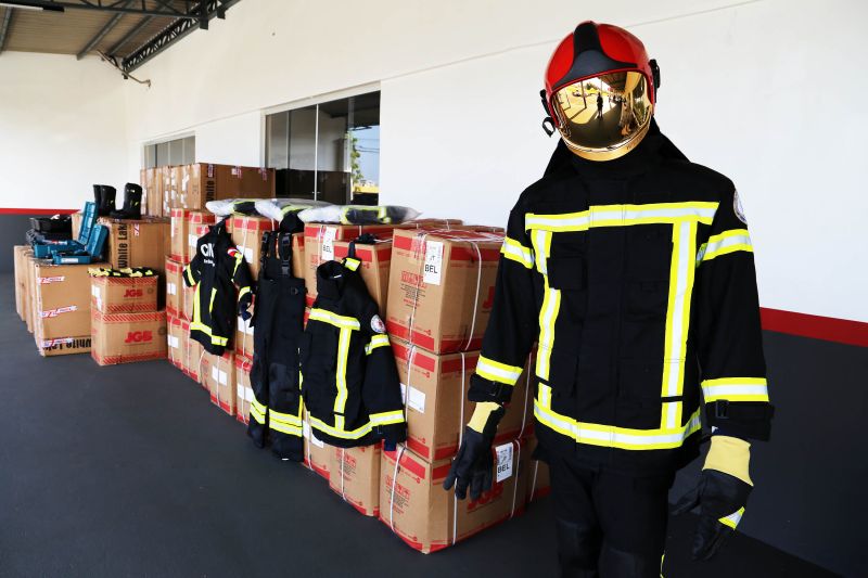 O governador Helder Barbalho entregou, na manhã desta quinta-feira (27), um investimento de R$ 5,41 milhões ao Corpo de Bombeiros Militar e ao Grupamento Aéreo de Segurança Pública (Graesp). Os recursos foram aplicados na aquisição de equipamentos individuais, veículos, ferramentas e infraestrutura. A solenidade de entrega foi realizada no Comando geral do Corpo de Bombeiros do Estado, em Belém. <div class='credito_fotos'>Foto: Bruno Cecim / Ag.Pará   |   <a href='/midias/2020/originais/6763_cdbf343e-0a1d-be40-e650-1ab47487d40a.jpg' download><i class='fa-solid fa-download'></i> Download</a></div>