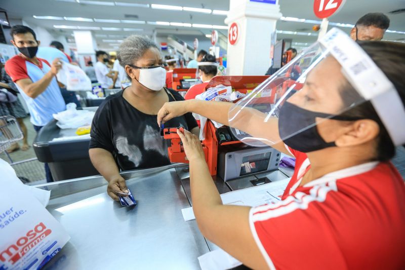 Compras Vale Alimentacao. Marilza Noronha <div class='credito_fotos'>Foto: Jader Paes / Agência Pará   |   <a href='/midias/2020/originais/6786_686e97e8-b541-ffe0-bc42-7d7d4abe2fdc.jpg' download><i class='fa-solid fa-download'></i> Download</a></div>