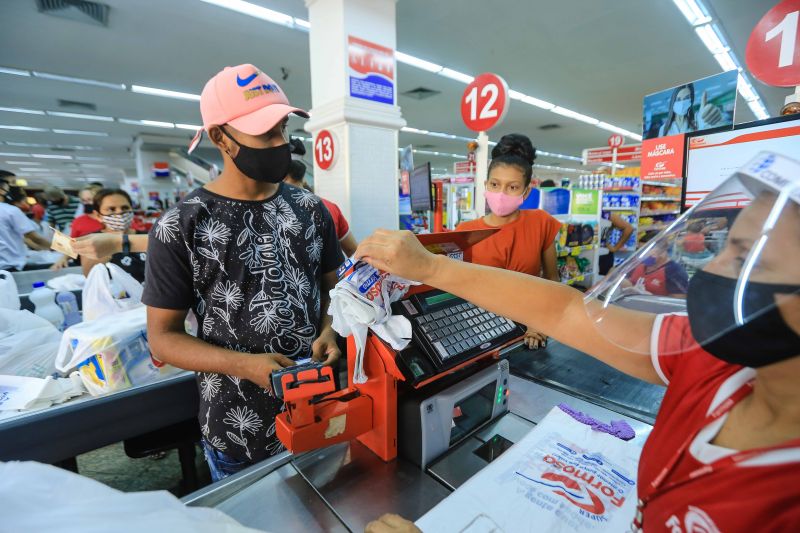 Compras Vale Alimentacao. Andrei Albuquerque e Jamile Santos <div class='credito_fotos'>Foto: Jader Paes / Agência Pará   |   <a href='/midias/2020/originais/6786_843930c1-07cf-21b3-0191-7edf919d1e39.jpg' download><i class='fa-solid fa-download'></i> Download</a></div>