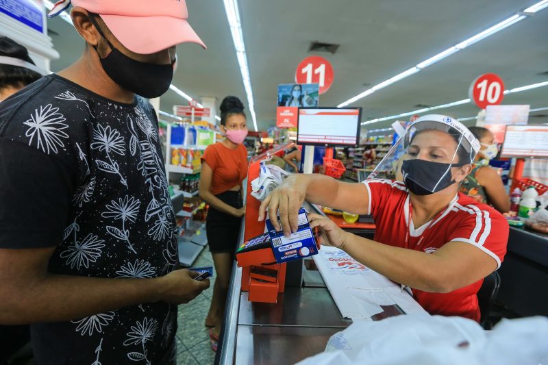 Compras Vale Alimentacao. Andrei Albuquerque e Jamile Santos <div class='credito_fotos'>Foto: Jader Paes / Agência Pará   |   <a href='/midias/2020/originais/6786_b33214d7-cfc5-dfd6-8304-1e1a426592b9.jpg' download><i class='fa-solid fa-download'></i> Download</a></div>