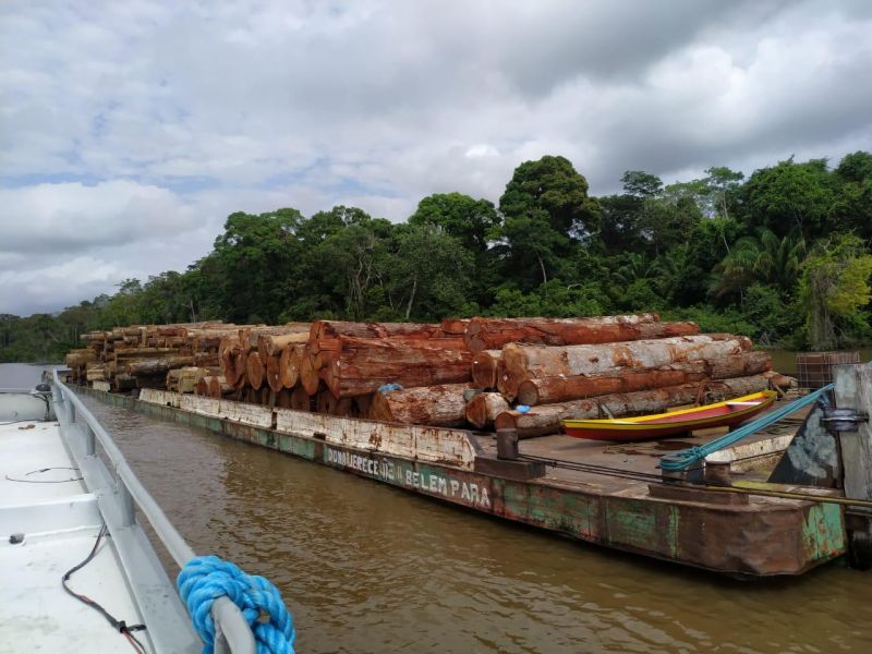 Fiscalizar, cumprir mandados de prisão, prevenir o roubo de cargas e passageiros. Essas foram algumas das ações realizadas por órgãos de segurança pública e de fiscalização, envolvendo as esferas estadual e federal, durante a Operação Netuno, realizada de 2 a 10 de setembro. O objetivo foi enfrentar os crimes em áreas fluviais nos municípios de Curralinho, Breves e Gurupá, no Arquipélago do Marajó. Um efetivo de 100 servidores percorreu por mais de 190 horas os rios da região. <div class='credito_fotos'>Foto: Ascom Segup   |   <a href='/midias/2020/originais/6825_8c776c84-f802-dd1f-a4d1-a64f6cbb72fa.jpg' download><i class='fa-solid fa-download'></i> Download</a></div>