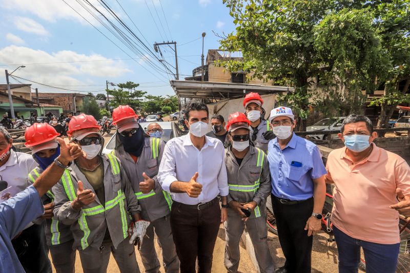 Uma espera de 30 anos chegou ao fim na manhã desta segunda-feira (14), com a autorização do governador Helder Barbalho para o início imediato das obras de urbanização de vias do bairro do Marco, Região de Integração do Guarajá, em Belém. Com um investimento de R$ 1,92 milhão, o bairro será contemplado com 1,64 km de asfalto novo.  <div class='credito_fotos'>Foto: Marco Santos / Ag. Pará   |   <a href='/midias/2020/originais/6827_0b5acdcb-6c60-63c1-c184-88030de28ec7.jpg' download><i class='fa-solid fa-download'></i> Download</a></div>