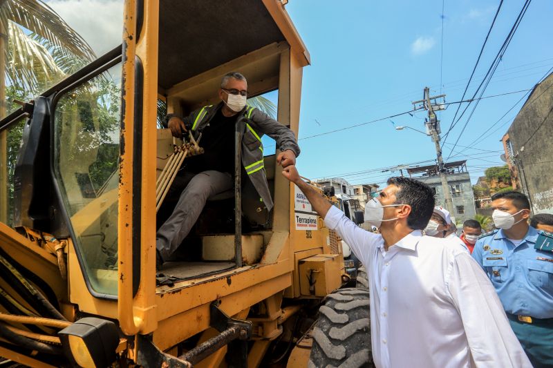 Uma espera de 30 anos chegou ao fim na manhã desta segunda-feira (14), com a autorização do governador Helder Barbalho para o início imediato das obras de urbanização de vias do bairro do Marco, Região de Integração do Guarajá, em Belém. Com um investimento de R$ 1,92 milhão, o bairro será contemplado com 1,64 km de asfalto novo.  <div class='credito_fotos'>Foto: Marco Santos / Ag. Pará   |   <a href='/midias/2020/originais/6827_1b4f34f3-803d-dc16-83cf-180ae842b6ae.jpg' download><i class='fa-solid fa-download'></i> Download</a></div>