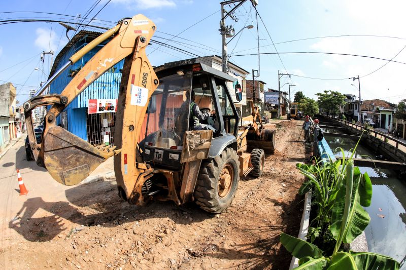 Uma espera de 30 anos chegou ao fim na manhã desta segunda-feira (14), com a autorização do governador Helder Barbalho para o início imediato das obras de urbanização de vias do bairro do Marco, Região de Integração do Guarajá, em Belém. Com um investimento de R$ 1,92 milhão, o bairro será contemplado com 1,64 km de asfalto novo.  <div class='credito_fotos'>Foto: Marco Santos / Ag. Pará   |   <a href='/midias/2020/originais/6827_267cb901-38ef-c36f-572b-d0b1a733cdff.jpg' download><i class='fa-solid fa-download'></i> Download</a></div>