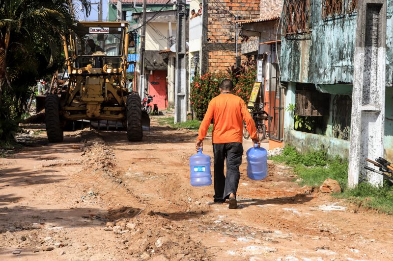 Uma espera de 30 anos chegou ao fim na manhã desta segunda-feira (14), com a autorização do governador Helder Barbalho para o início imediato das obras de urbanização de vias do bairro do Marco, Região de Integração do Guarajá, em Belém. Com um investimento de R$ 1,92 milhão, o bairro será contemplado com 1,64 km de asfalto novo.  <div class='credito_fotos'>Foto: Marco Santos / Ag. Pará   |   <a href='/midias/2020/originais/6827_28294ee3-76ba-8b6b-f925-b3069516791c.jpg' download><i class='fa-solid fa-download'></i> Download</a></div>