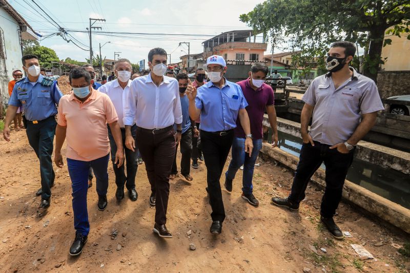 Uma espera de 30 anos chegou ao fim na manhã desta segunda-feira (14), com a autorização do governador Helder Barbalho para o início imediato das obras de urbanização de vias do bairro do Marco, Região de Integração do Guarajá, em Belém. Com um investimento de R$ 1,92 milhão, o bairro será contemplado com 1,64 km de asfalto novo.  <div class='credito_fotos'>Foto: Marco Santos / Ag. Pará   |   <a href='/midias/2020/originais/6827_38ce7e65-bc77-90fe-a416-b25441941a78.jpg' download><i class='fa-solid fa-download'></i> Download</a></div>