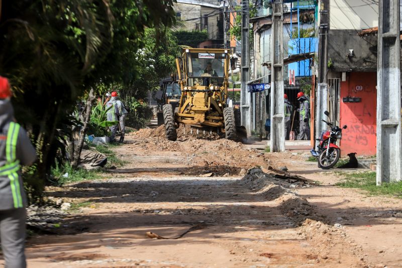 Uma espera de 30 anos chegou ao fim na manhã desta segunda-feira (14), com a autorização do governador Helder Barbalho para o início imediato das obras de urbanização de vias do bairro do Marco, Região de Integração do Guarajá, em Belém. Com um investimento de R$ 1,92 milhão, o bairro será contemplado com 1,64 km de asfalto novo.  <div class='credito_fotos'>Foto: Marco Santos / Ag. Pará   |   <a href='/midias/2020/originais/6827_39a33385-e07a-221d-f697-4cd86ed551ad.jpg' download><i class='fa-solid fa-download'></i> Download</a></div>