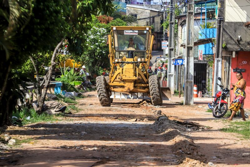 Uma espera de 30 anos chegou ao fim na manhã desta segunda-feira (14), com a autorização do governador Helder Barbalho para o início imediato das obras de urbanização de vias do bairro do Marco, Região de Integração do Guarajá, em Belém. Com um investimento de R$ 1,92 milhão, o bairro será contemplado com 1,64 km de asfalto novo.  <div class='credito_fotos'>Foto: Marco Santos / Ag. Pará   |   <a href='/midias/2020/originais/6827_3d629be6-cc71-bb28-bc15-eb2d9f363ddb.jpg' download><i class='fa-solid fa-download'></i> Download</a></div>