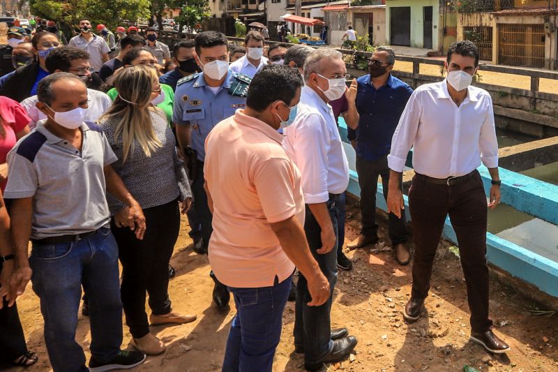 Uma espera de 30 anos chegou ao fim na manhã desta segunda-feira (14), com a autorização do governador Helder Barbalho para o início imediato das obras de urbanização de vias do bairro do Marco, Região de Integração do Guarajá, em Belém. Com um investimento de R$ 1,92 milhão, o bairro será contemplado com 1,64 km de asfalto novo.  <div class='credito_fotos'>Foto: Marco Santos / Ag. Pará   |   <a href='/midias/2020/originais/6827_3ed4c525-6972-be4d-941b-5954ccddb27b.jpg' download><i class='fa-solid fa-download'></i> Download</a></div>