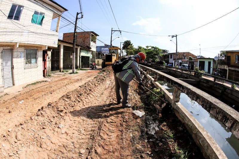 Uma espera de 30 anos chegou ao fim na manhã desta segunda-feira (14), com a autorização do governador Helder Barbalho para o início imediato das obras de urbanização de vias do bairro do Marco, Região de Integração do Guarajá, em Belém. Com um investimento de R$ 1,92 milhão, o bairro será contemplado com 1,64 km de asfalto novo.  <div class='credito_fotos'>Foto: Marco Santos / Ag. Pará   |   <a href='/midias/2020/originais/6827_62d3b331-589a-21cb-8560-fb572e059f9c.jpg' download><i class='fa-solid fa-download'></i> Download</a></div>