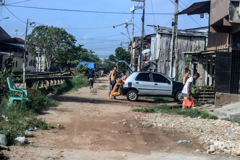 Uma espera de 30 anos chegou ao fim na manhã desta segunda-feira (14), com a autorização do governador Helder Barbalho para o início imediato das obras de urbanização de vias do bairro do Marco, Região de Integração do Guarajá, em Belém. Com um investimento de R$ 1,92 milhão, o bairro será contemplado com 1,64 km de asfalto novo.  <div class='credito_fotos'>Foto: Marco Santos / Ag. Pará   |   <a href='/midias/2020/originais/6827_64559094-a0fd-ad23-0797-7be029167f5d.jpg' download><i class='fa-solid fa-download'></i> Download</a></div>