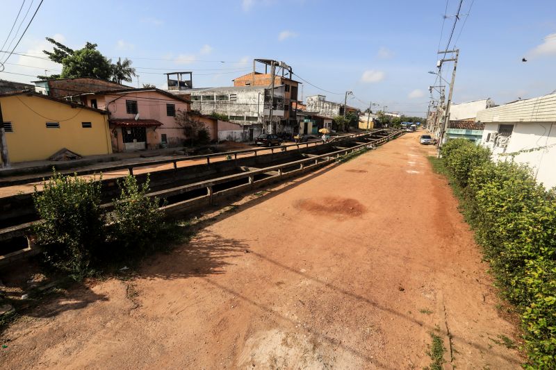 Uma espera de 30 anos chegou ao fim na manhã desta segunda-feira (14), com a autorização do governador Helder Barbalho para o início imediato das obras de urbanização de vias do bairro do Marco, Região de Integração do Guarajá, em Belém. Com um investimento de R$ 1,92 milhão, o bairro será contemplado com 1,64 km de asfalto novo.  <div class='credito_fotos'>Foto: Marco Santos / Ag. Pará   |   <a href='/midias/2020/originais/6827_6493ec66-61b3-11e7-5018-78eef7f16e8d.jpg' download><i class='fa-solid fa-download'></i> Download</a></div>