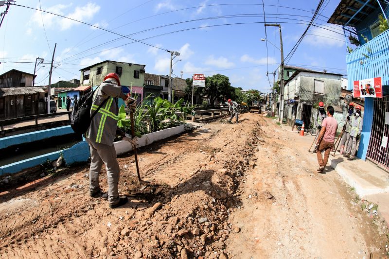 Uma espera de 30 anos chegou ao fim na manhã desta segunda-feira (14), com a autorização do governador Helder Barbalho para o início imediato das obras de urbanização de vias do bairro do Marco, Região de Integração do Guarajá, em Belém. Com um investimento de R$ 1,92 milhão, o bairro será contemplado com 1,64 km de asfalto novo.  <div class='credito_fotos'>Foto: Marco Santos / Ag. Pará   |   <a href='/midias/2020/originais/6827_6a437d22-ddaf-8f1a-7fb4-7d849e11d490.jpg' download><i class='fa-solid fa-download'></i> Download</a></div>