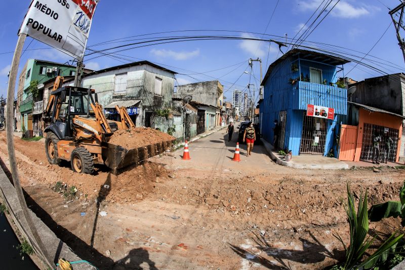 Uma espera de 30 anos chegou ao fim na manhã desta segunda-feira (14), com a autorização do governador Helder Barbalho para o início imediato das obras de urbanização de vias do bairro do Marco, Região de Integração do Guarajá, em Belém. Com um investimento de R$ 1,92 milhão, o bairro será contemplado com 1,64 km de asfalto novo.  <div class='credito_fotos'>Foto: Marco Santos / Ag. Pará   |   <a href='/midias/2020/originais/6827_6eaa189e-6bba-0433-e139-39238c335314.jpg' download><i class='fa-solid fa-download'></i> Download</a></div>