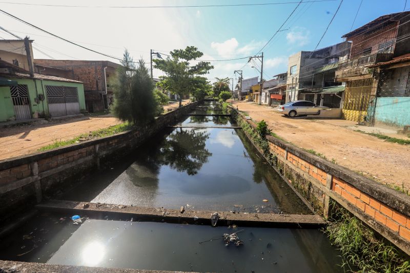 Uma espera de 30 anos chegou ao fim na manhã desta segunda-feira (14), com a autorização do governador Helder Barbalho para o início imediato das obras de urbanização de vias do bairro do Marco, Região de Integração do Guarajá, em Belém. Com um investimento de R$ 1,92 milhão, o bairro será contemplado com 1,64 km de asfalto novo.  <div class='credito_fotos'>Foto: Marco Santos / Ag. Pará   |   <a href='/midias/2020/originais/6827_700799de-bf2c-c6c1-821d-90f29187e2d8.jpg' download><i class='fa-solid fa-download'></i> Download</a></div>