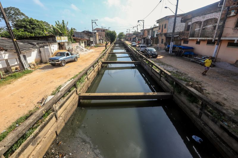 Uma espera de 30 anos chegou ao fim na manhã desta segunda-feira (14), com a autorização do governador Helder Barbalho para o início imediato das obras de urbanização de vias do bairro do Marco, Região de Integração do Guarajá, em Belém. Com um investimento de R$ 1,92 milhão, o bairro será contemplado com 1,64 km de asfalto novo.  <div class='credito_fotos'>Foto: Marco Santos / Ag. Pará   |   <a href='/midias/2020/originais/6827_78f54422-a1e6-e971-415f-f465e0606893.jpg' download><i class='fa-solid fa-download'></i> Download</a></div>