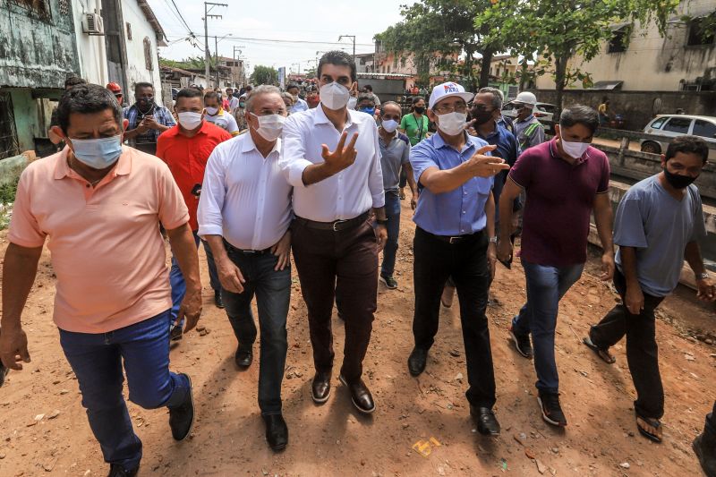 Uma espera de 30 anos chegou ao fim na manhã desta segunda-feira (14), com a autorização do governador Helder Barbalho para o início imediato das obras de urbanização de vias do bairro do Marco, Região de Integração do Guarajá, em Belém. Com um investimento de R$ 1,92 milhão, o bairro será contemplado com 1,64 km de asfalto novo.  <div class='credito_fotos'>Foto: Marco Santos / Ag. Pará   |   <a href='/midias/2020/originais/6827_81e8e091-99ca-a5e5-4fdb-37394ba64096.jpg' download><i class='fa-solid fa-download'></i> Download</a></div>