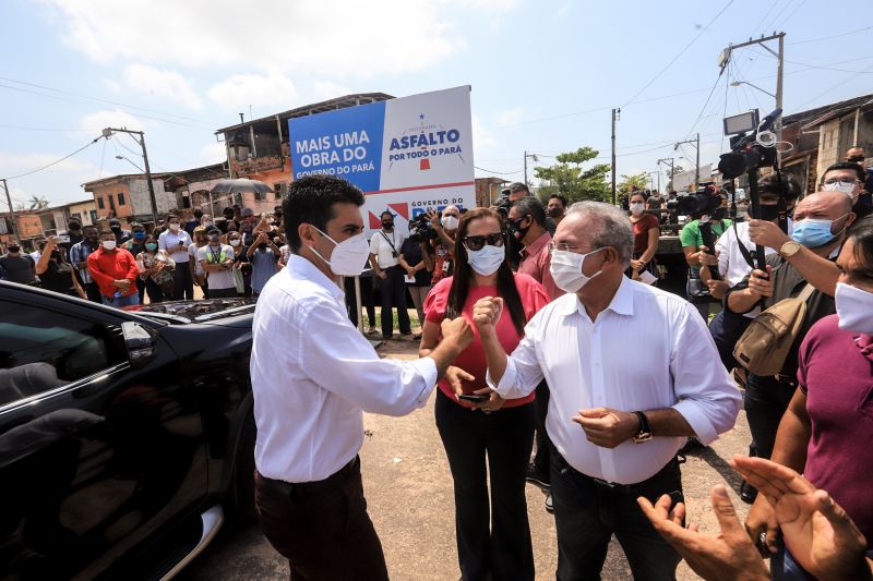 Uma espera de 30 anos chegou ao fim na manhã desta segunda-feira (14), com a autorização do governador Helder Barbalho para o início imediato das obras de urbanização de vias do bairro do Marco, Região de Integração do Guarajá, em Belém. Com um investimento de R$ 1,92 milhão, o bairro será contemplado com 1,64 km de asfalto novo.  <div class='credito_fotos'>Foto: Marco Santos / Ag. Pará   |   <a href='/midias/2020/originais/6827_966adbf1-0ae1-7cf1-4c72-d5bbf1d44d5e.jpg' download><i class='fa-solid fa-download'></i> Download</a></div>