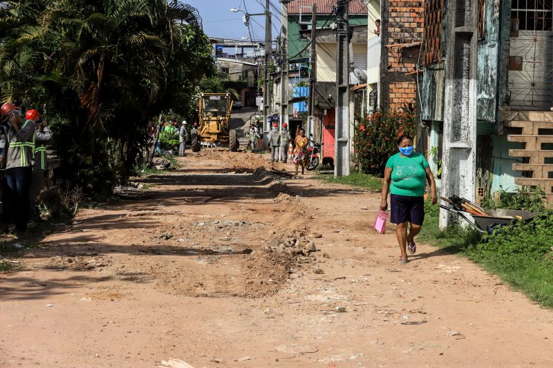 Uma espera de 30 anos chegou ao fim na manhã desta segunda-feira (14), com a autorização do governador Helder Barbalho para o início imediato das obras de urbanização de vias do bairro do Marco, Região de Integração do Guarajá, em Belém. Com um investimento de R$ 1,92 milhão, o bairro será contemplado com 1,64 km de asfalto novo.  <div class='credito_fotos'>Foto: Marco Santos / Ag. Pará   |   <a href='/midias/2020/originais/6827_99c64d9a-d896-9e9c-d081-69d7ca269fee.jpg' download><i class='fa-solid fa-download'></i> Download</a></div>