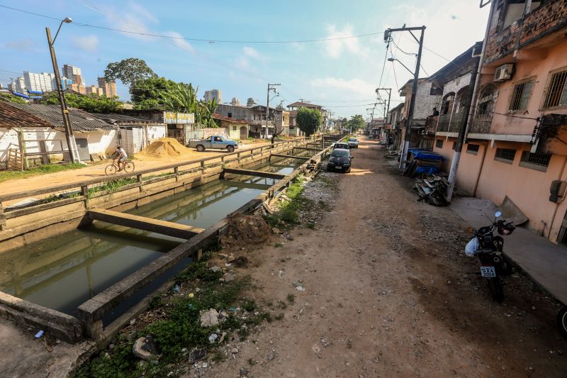 Uma espera de 30 anos chegou ao fim na manhã desta segunda-feira (14), com a autorização do governador Helder Barbalho para o início imediato das obras de urbanização de vias do bairro do Marco, Região de Integração do Guarajá, em Belém. Com um investimento de R$ 1,92 milhão, o bairro será contemplado com 1,64 km de asfalto novo.  <div class='credito_fotos'>Foto: Marco Santos / Ag. Pará   |   <a href='/midias/2020/originais/6827_9bd5b095-acd5-cdba-9981-9ae9836ff631.jpg' download><i class='fa-solid fa-download'></i> Download</a></div>