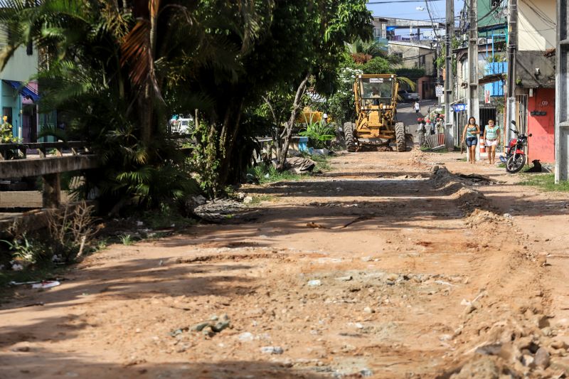 Uma espera de 30 anos chegou ao fim na manhã desta segunda-feira (14), com a autorização do governador Helder Barbalho para o início imediato das obras de urbanização de vias do bairro do Marco, Região de Integração do Guarajá, em Belém. Com um investimento de R$ 1,92 milhão, o bairro será contemplado com 1,64 km de asfalto novo.  <div class='credito_fotos'>Foto: Marco Santos / Ag. Pará   |   <a href='/midias/2020/originais/6827_9e6c2d88-a024-06a8-8aa6-97b04ef9f115.jpg' download><i class='fa-solid fa-download'></i> Download</a></div>