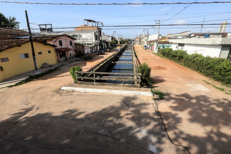 Uma espera de 30 anos chegou ao fim na manhã desta segunda-feira (14), com a autorização do governador Helder Barbalho para o início imediato das obras de urbanização de vias do bairro do Marco, Região de Integração do Guarajá, em Belém. Com um investimento de R$ 1,92 milhão, o bairro será contemplado com 1,64 km de asfalto novo.  <div class='credito_fotos'>Foto: Marco Santos / Ag. Pará   |   <a href='/midias/2020/originais/6827_afbf847f-6aa1-680e-957b-227f327391be.jpg' download><i class='fa-solid fa-download'></i> Download</a></div>