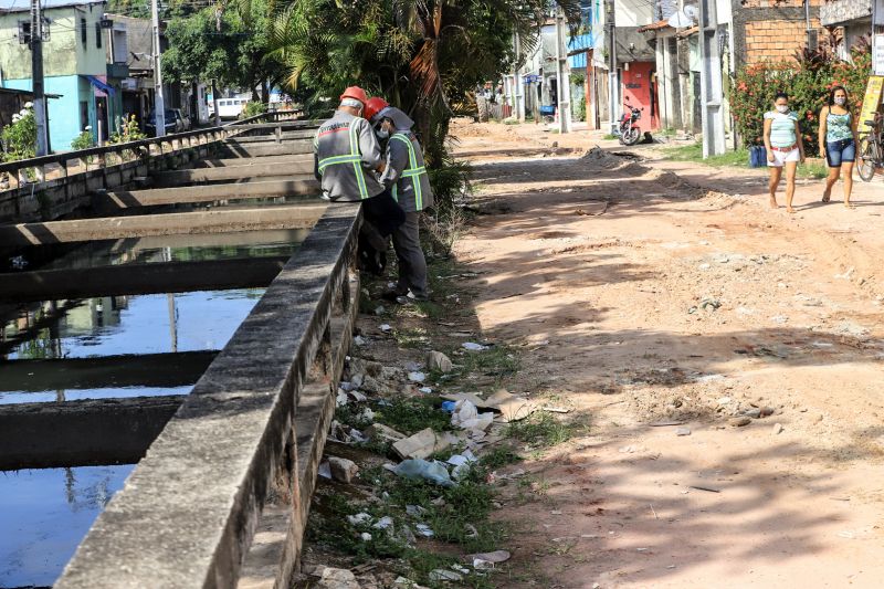 Uma espera de 30 anos chegou ao fim na manhã desta segunda-feira (14), com a autorização do governador Helder Barbalho para o início imediato das obras de urbanização de vias do bairro do Marco, Região de Integração do Guarajá, em Belém. Com um investimento de R$ 1,92 milhão, o bairro será contemplado com 1,64 km de asfalto novo.  <div class='credito_fotos'>Foto: Marco Santos / Ag. Pará   |   <a href='/midias/2020/originais/6827_b8b8b0fa-658d-f421-1415-11696bfa709b.jpg' download><i class='fa-solid fa-download'></i> Download</a></div>