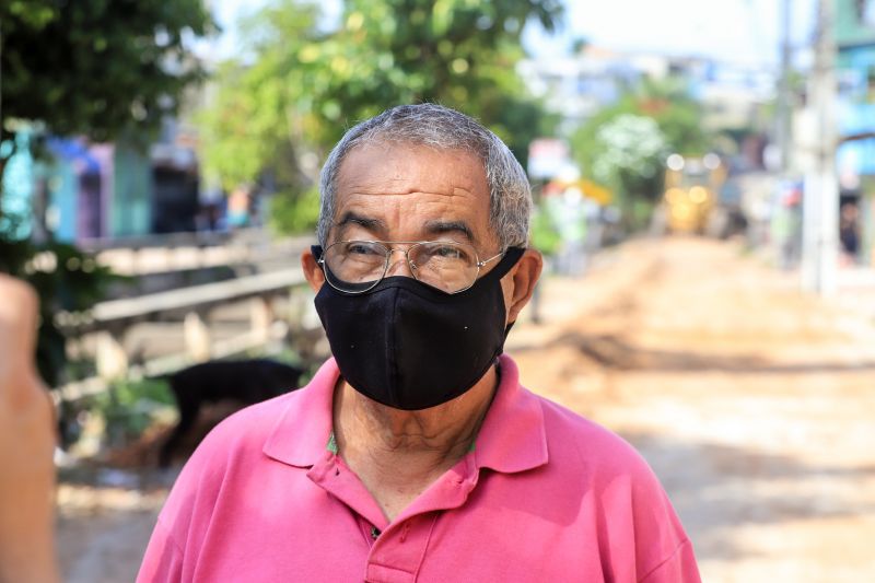 Uma espera de 30 anos chegou ao fim na manhã desta segunda-feira (14), com a autorização do governador Helder Barbalho para o início imediato das obras de urbanização de vias do bairro do Marco, Região de Integração do Guarajá, em Belém. Com um investimento de R$ 1,92 milhão, o bairro será contemplado com 1,64 km de asfalto novo. 

NA FOTO: Carlos Moura <div class='credito_fotos'>Foto: Marco Santos / Ag. Pará   |   <a href='/midias/2020/originais/6827_c8b8c856-b77a-b969-e383-8ce64f468bf1.jpg' download><i class='fa-solid fa-download'></i> Download</a></div>