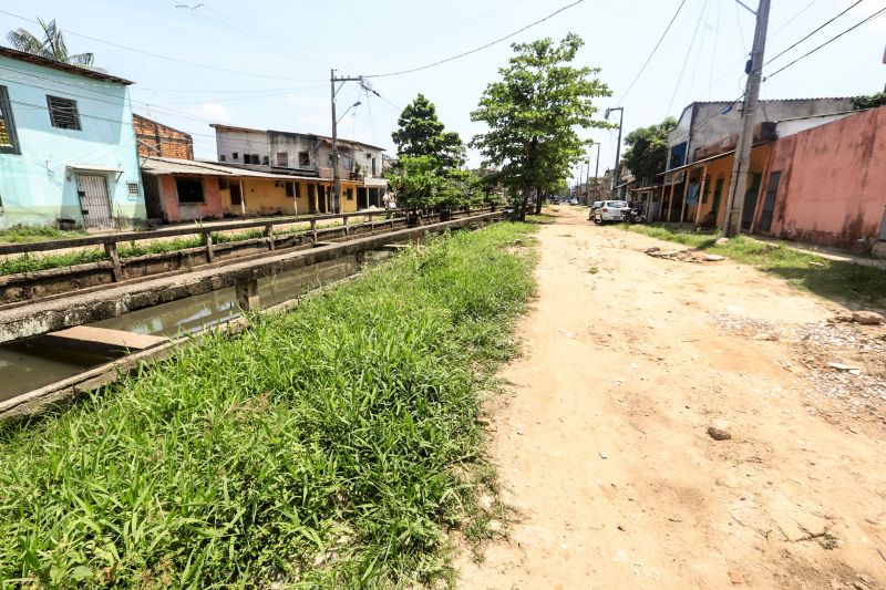 Uma espera de 30 anos chegou ao fim na manhã desta segunda-feira (14), com a autorização do governador Helder Barbalho para o início imediato das obras de urbanização de vias do bairro do Marco, Região de Integração do Guarajá, em Belém. Com um investimento de R$ 1,92 milhão, o bairro será contemplado com 1,64 km de asfalto novo.  <div class='credito_fotos'>Foto: Marco Santos / Ag. Pará   |   <a href='/midias/2020/originais/6827_d139eaba-40a2-967c-f62d-d57b30216024.jpg' download><i class='fa-solid fa-download'></i> Download</a></div>