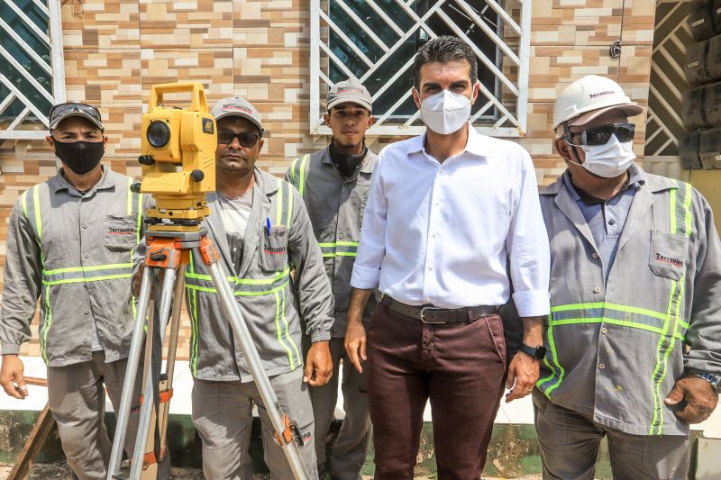 Uma espera de 30 anos chegou ao fim na manhã desta segunda-feira (14), com a autorização do governador Helder Barbalho para o início imediato das obras de urbanização de vias do bairro do Marco, Região de Integração do Guarajá, em Belém. Com um investimento de R$ 1,92 milhão, o bairro será contemplado com 1,64 km de asfalto novo.  <div class='credito_fotos'>Foto: Marco Santos / Ag. Pará   |   <a href='/midias/2020/originais/6827_e331481d-9cc4-709e-27d3-1571f0497680.jpg' download><i class='fa-solid fa-download'></i> Download</a></div>