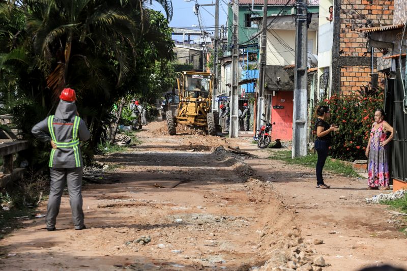 Uma espera de 30 anos chegou ao fim na manhã desta segunda-feira (14), com a autorização do governador Helder Barbalho para o início imediato das obras de urbanização de vias do bairro do Marco, Região de Integração do Guarajá, em Belém. Com um investimento de R$ 1,92 milhão, o bairro será contemplado com 1,64 km de asfalto novo.  <div class='credito_fotos'>Foto: Marco Santos / Ag. Pará   |   <a href='/midias/2020/originais/6827_f901f8e3-55d1-54c6-f451-715c0f3a7764.jpg' download><i class='fa-solid fa-download'></i> Download</a></div>