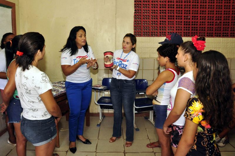 Durante as aÃ§Ãµes do projeto TerPaz, no bairro da Cabanagem, em BelÃ©m, moradores do bairro conferem as dicas de escovaÃ§Ã£o com as odontÃ³logas Alessandra Amaral e Marilda Braga, na sala de SaÃºde Bucal montada pela Sespa. 
Foto: JosÃ© Pantoja (Ascom/Sespa) <div class='credito_fotos'>Foto: José Pantoja/ Sespa   |   <a href='/midias/2020/originais/6834_cc86058e-1703-13c5-2a8c-55fb3781825d.jpg' download><i class='fa-solid fa-download'></i> Download</a></div>